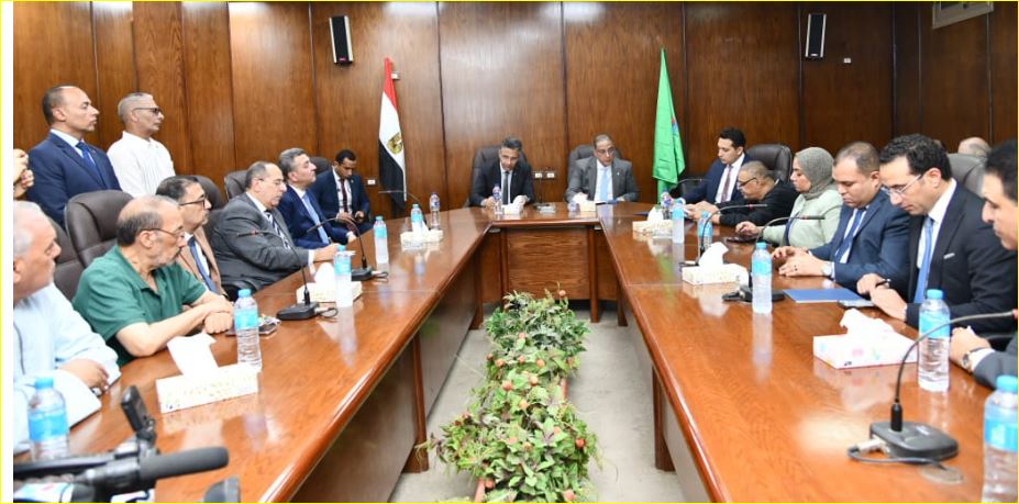وزير التموين ومحافظ الفيوم وأعضاء الغرف التجارية بالمحافظة
