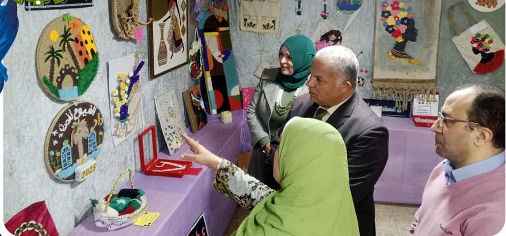 د. خالد خلف قبيصي يعاين الأعمال المقدمة فى معرض نتائج العام الجديد 2025