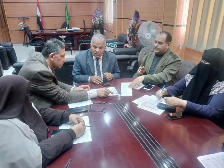 د. خالد خلف قبيصي، وكيل وزارة التربية والتعليم بالفيوم، وأعضاء غرفة العمليات الرئيسية بالمديرية