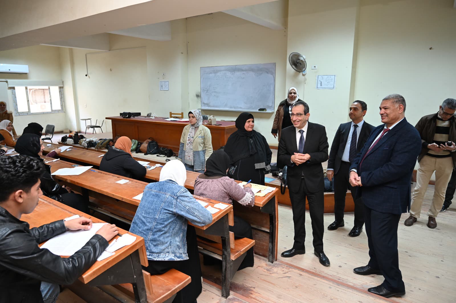 أ.د. ياسر مجدى حتاته رئيس جامعة الفيوم يتفقد سير الامتحانات فى عدد من كليات الجامعة
