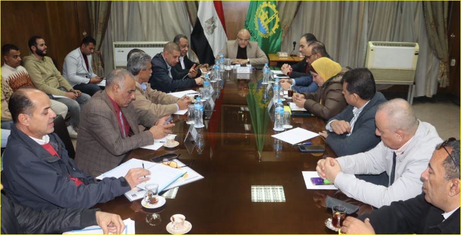 المهندس أيمن عطية، محافظ القليوبية فى اجتماع متابعة