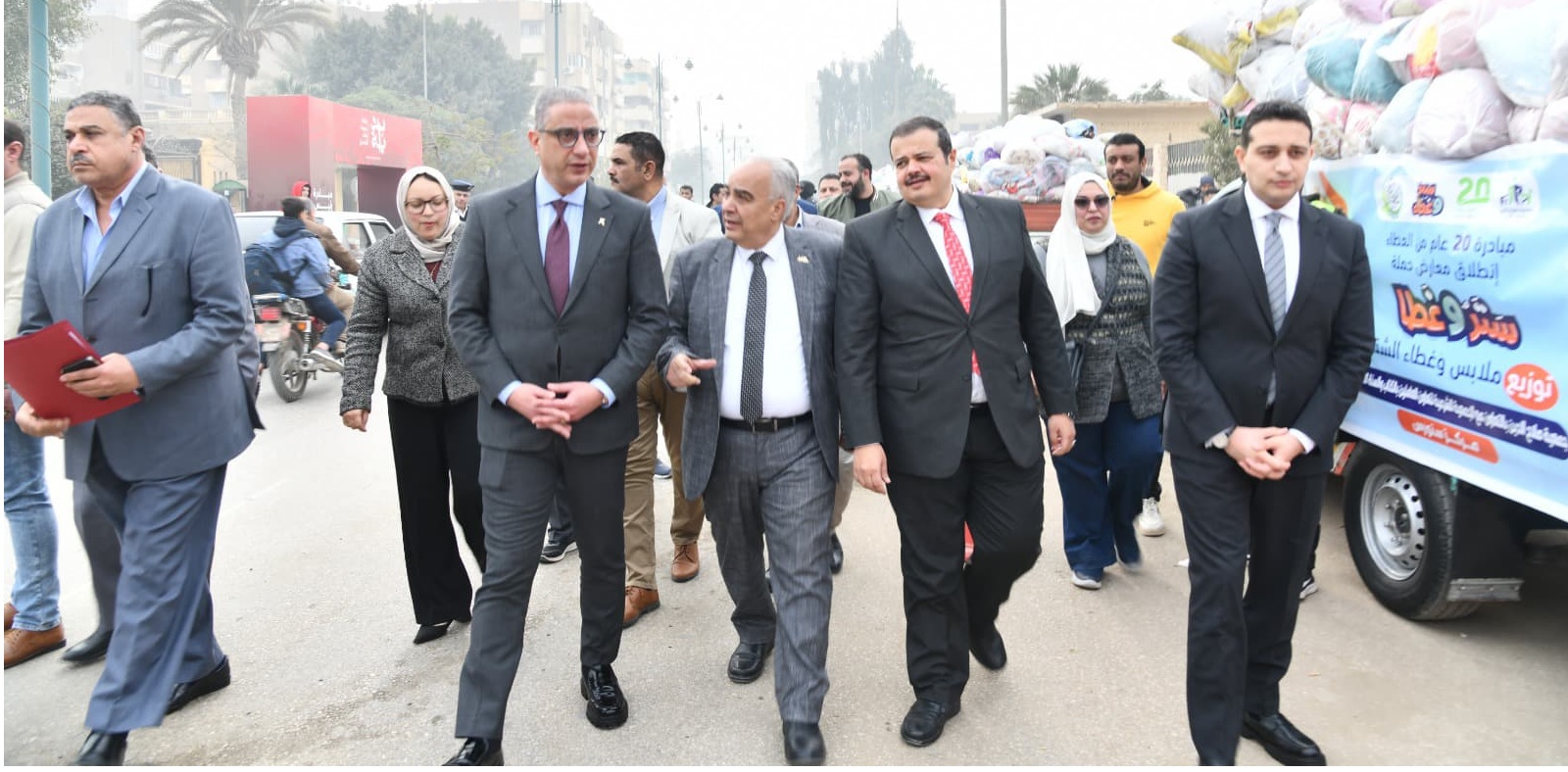 محافظ الفيوم يتفقد سيارات مساعدات حملة "ستر وغطا" المجانية للأسر الأولى بالرعاية