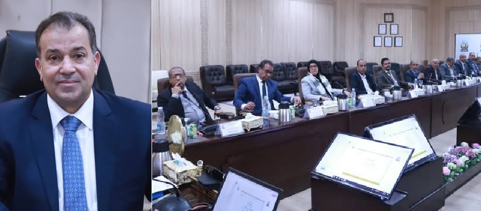 مجلس جامعة قنا وإلى اليسار د. أحمد عكاوى