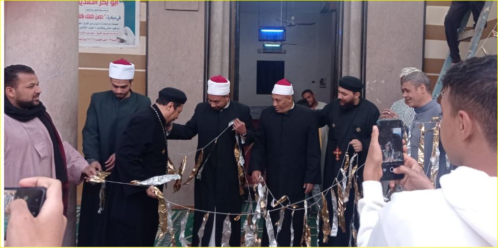شيوخ وقساوسة يتشاركون فرحة قدوم رمضان فى قنا