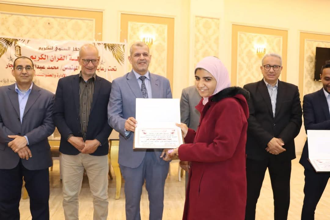 م. محمد عبد الجليل النجار، رئيس مجلس الإدارة والعضو المنتدب لشركة مياه الشرب والصرف الصحي بالفيوم يكرّم فائزة