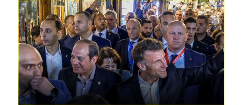 الرئيس السيسى ونظيره الفرنسى ماكرون فى جولة بخان الخليلى