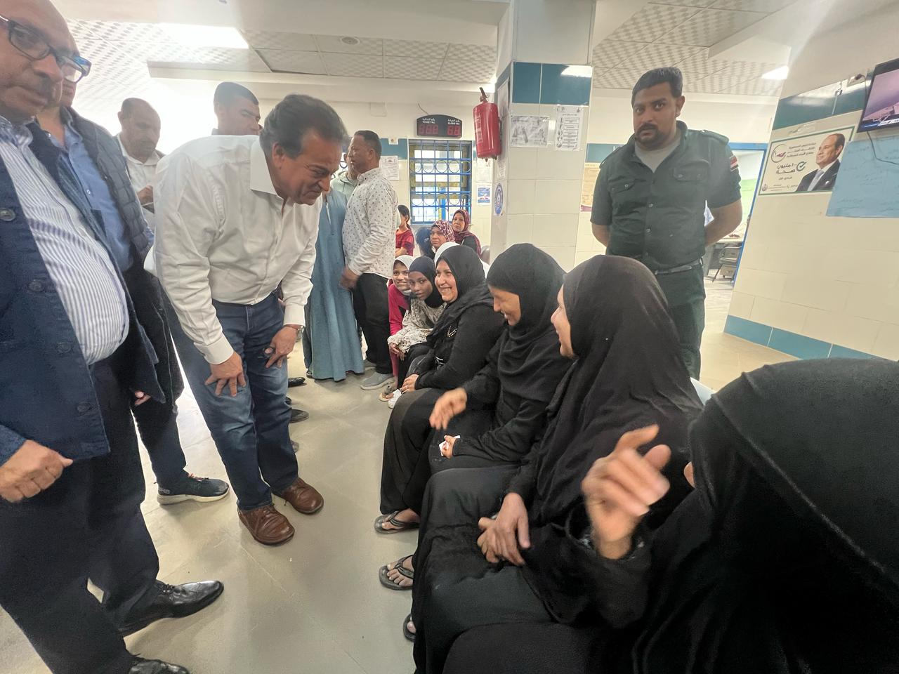 د. خالد عبد الغفار يسأل أهالى أسيوط عن جودة الخدمات الطبية المقدمة لهم