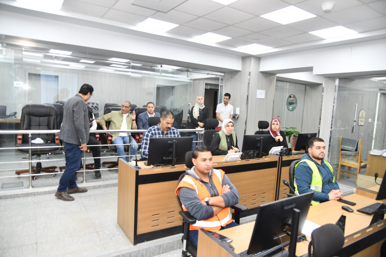 محافظ الفيوم يتابع تداعيات العاصفة الترابية من مركز السيطرة