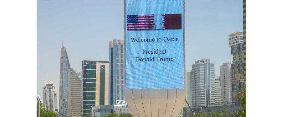 لوحات إعلانية كُتب عليها "مرحبًا بك في قطر، الرئيس دونالد ترامب