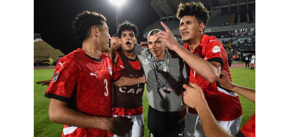 منتخب شباب مصر تحت 20 سنة ومدربهم أسامة نبيه