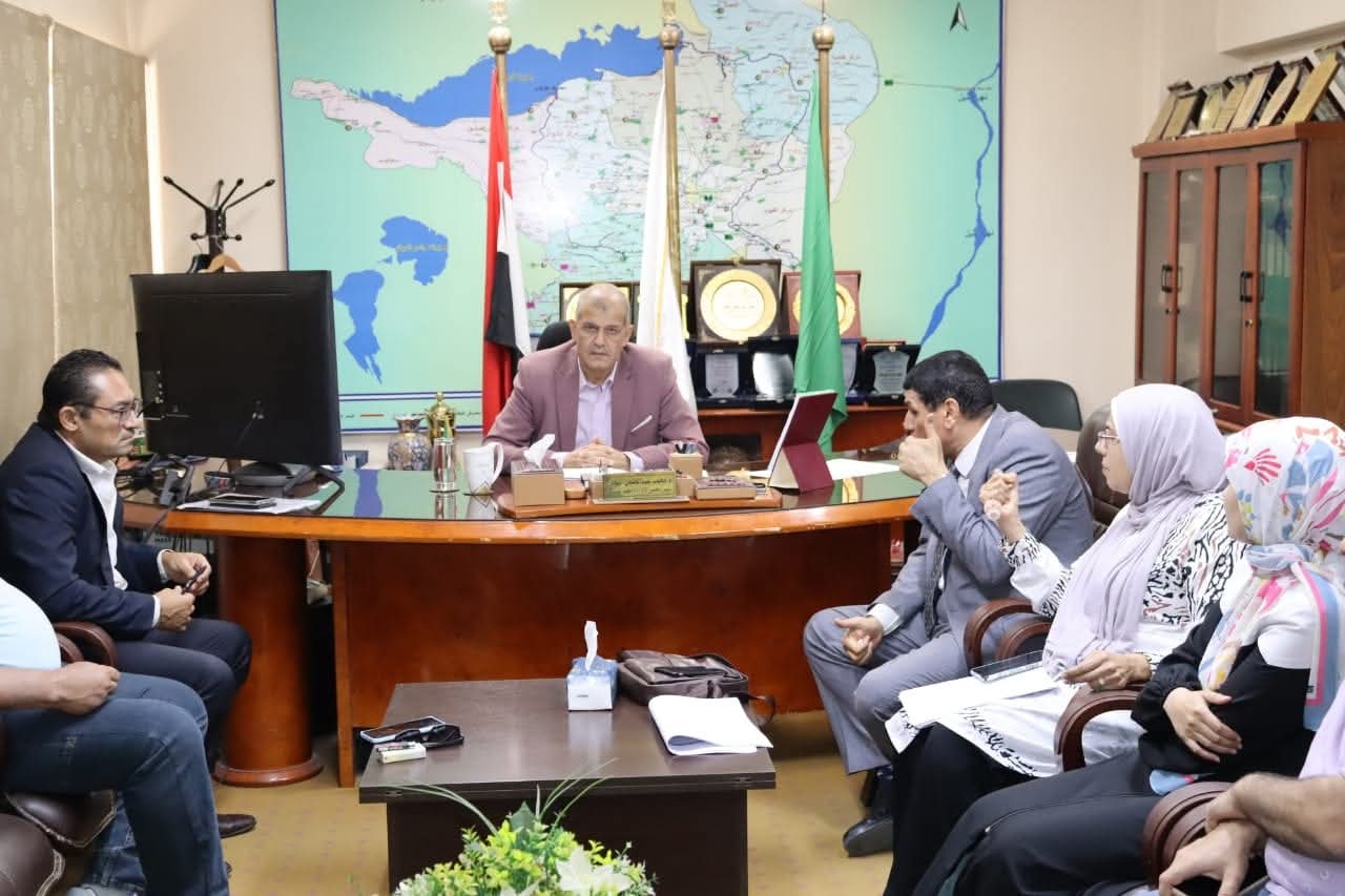 المهندس محمد عبد الجليل النجار، رئيس مجلس الإدارة والعضو المنتدب لشركة مياه الشرب والصرف الصحي بالفيوم فى اجتماع بقيادات الشركة