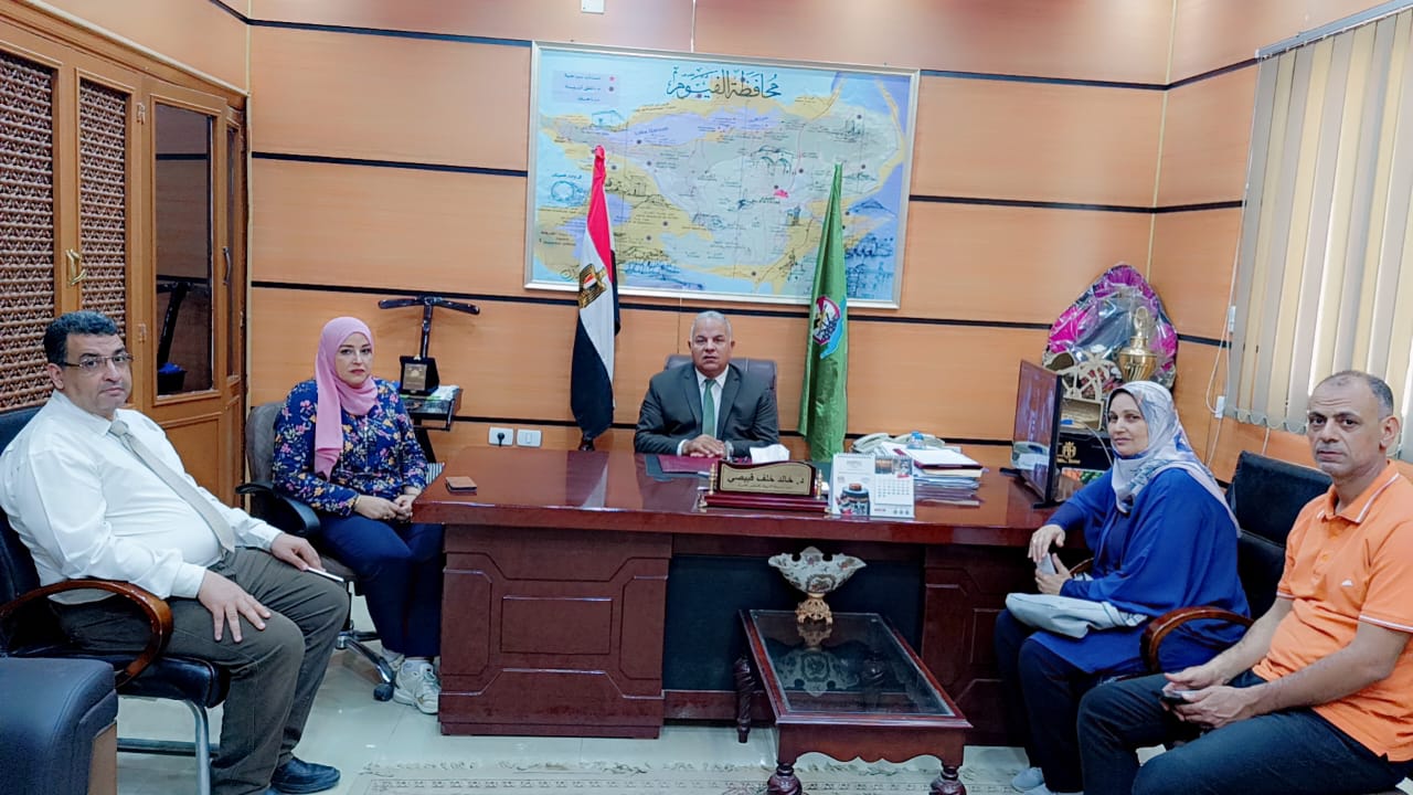 د. خالد قبيصي وكيل وزارة التربية والتعليم بالفيوم مجتمعا مع مسؤولي التنمية المستدامة، الموهوبين، ومركز المعلومات