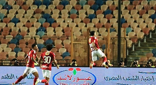 زيزو طائرا احتفالا بإحرازه هدف فى مباراة فاركو