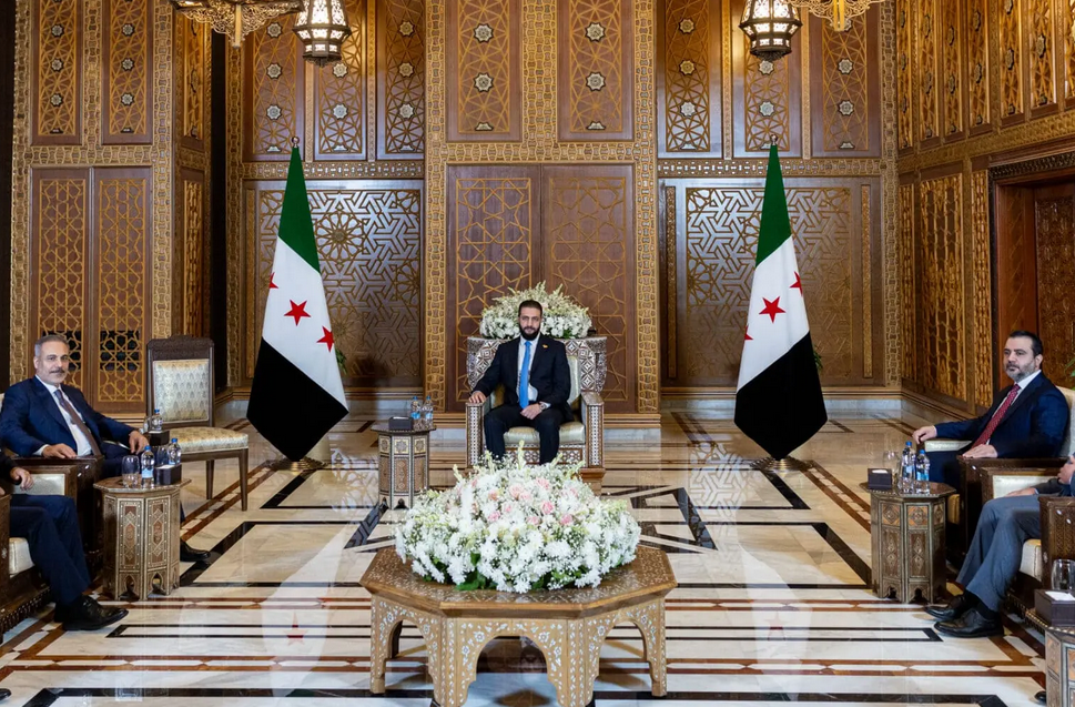 وزير الخارجية التركي حقان فيدان (يسار) يستقبله الرئيس السوري أحمد الشرع (وسط) في دمشق، سوريا في 7 أغسطس/آب 2025. وزير الخارجية السوري أسعد الشيباني