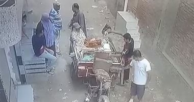 شاب يسكب البنزين على أرغفة خبز