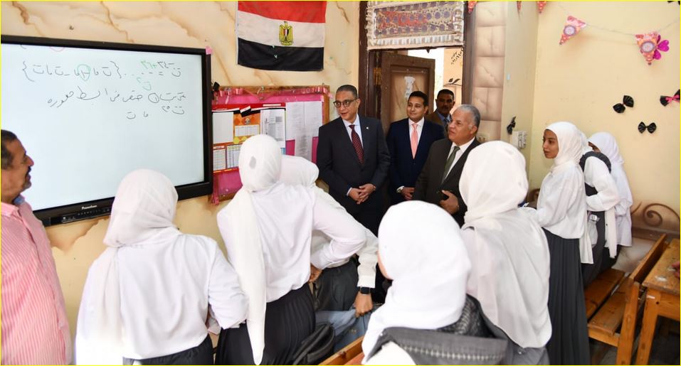 الدكتور أحمد الأنصاري محافظ الفيوم يتابع انتظام العملية التعليمية