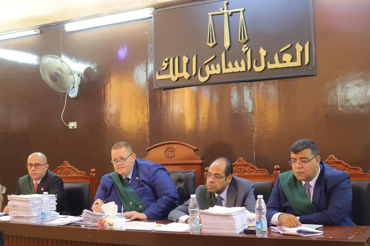 المستشار مصطفى أحمد عبدالعال رئيس المحكمة، وعضوية المستشارين مهاب عبدالحميد وبكر يس بكر وأحمد عبدالرحيم هريدي