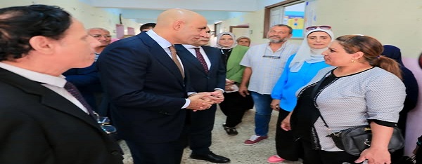وزير التربية والتعليم بلتقي عددًا من أولياء الأمور في جولته بإداراتي عين شمس ومدينة السلام