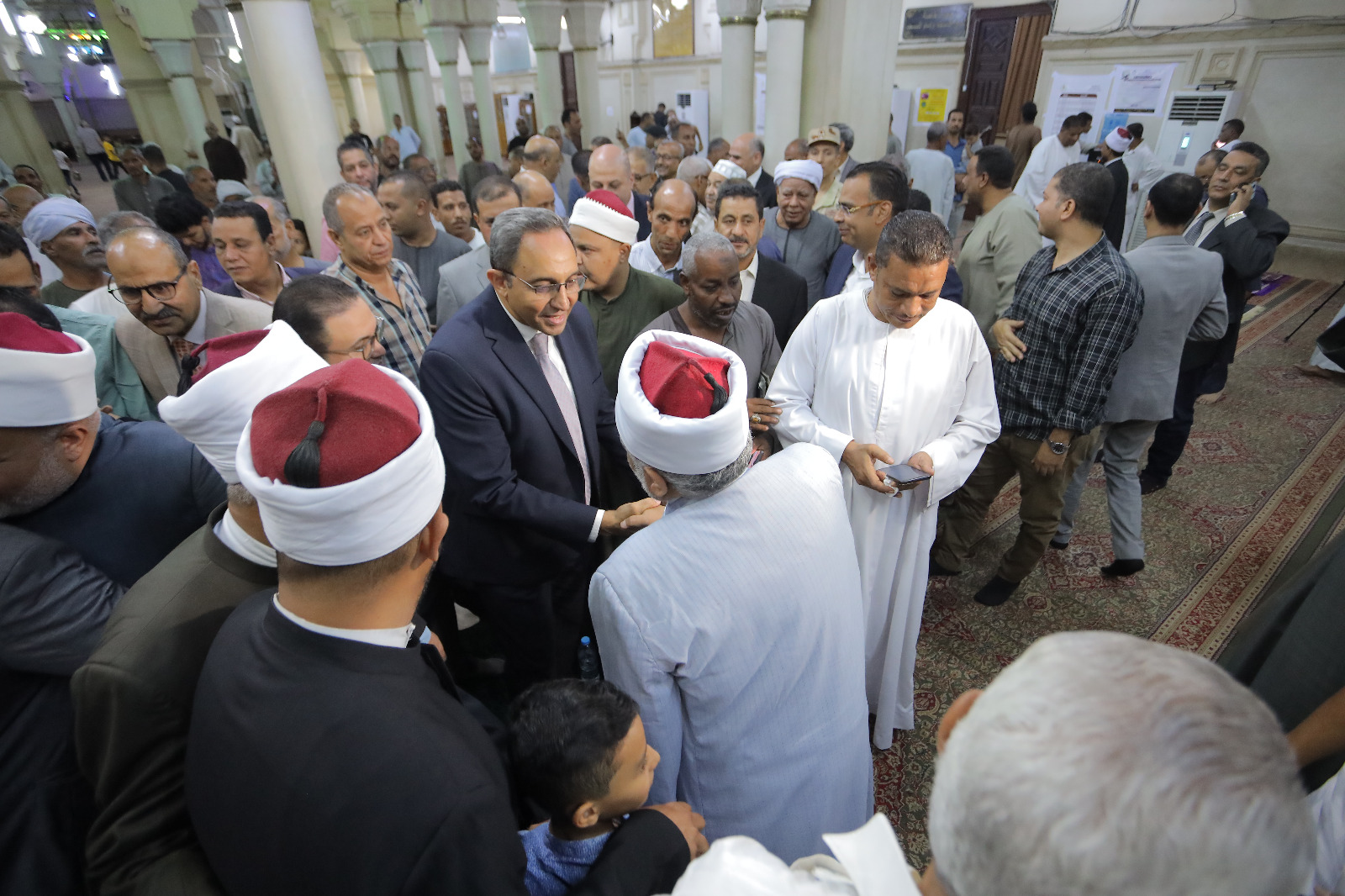 محافظ قنا يحتفل بالمولد النبوى