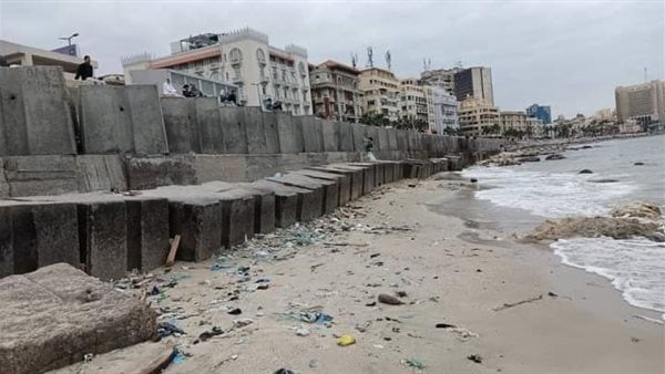 انحسار مياه البحر عند محطة الرمل بالإسكندرية