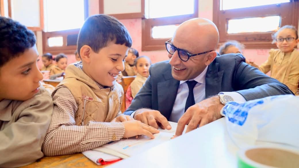 وزير التربية والتعليم محمد عبد اللطيف خلال زيارته مفاجئة لأحد المدارس بمحافظة الفيوم