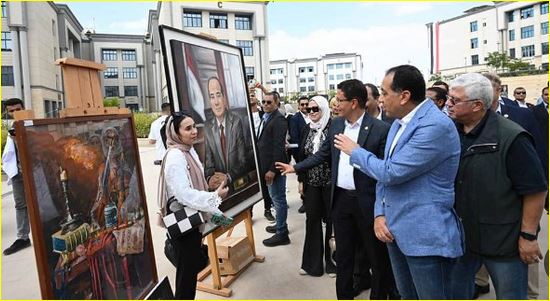 رئيس الوزراء يتفقد المعرض الفني لطلاب جامعة بنها