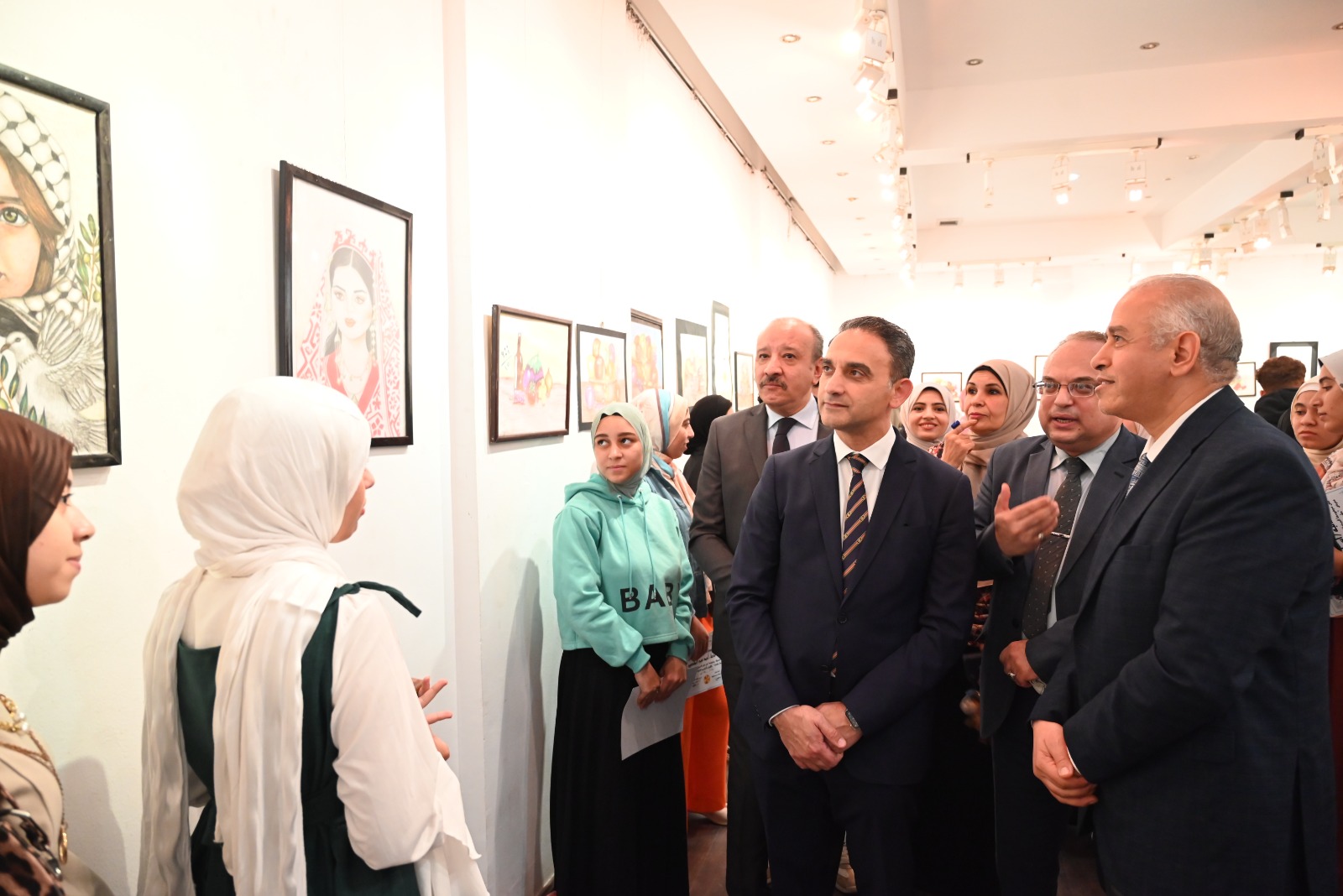 معرض فني طلابي بكلية التربية النوعية بجامعة الفيوم