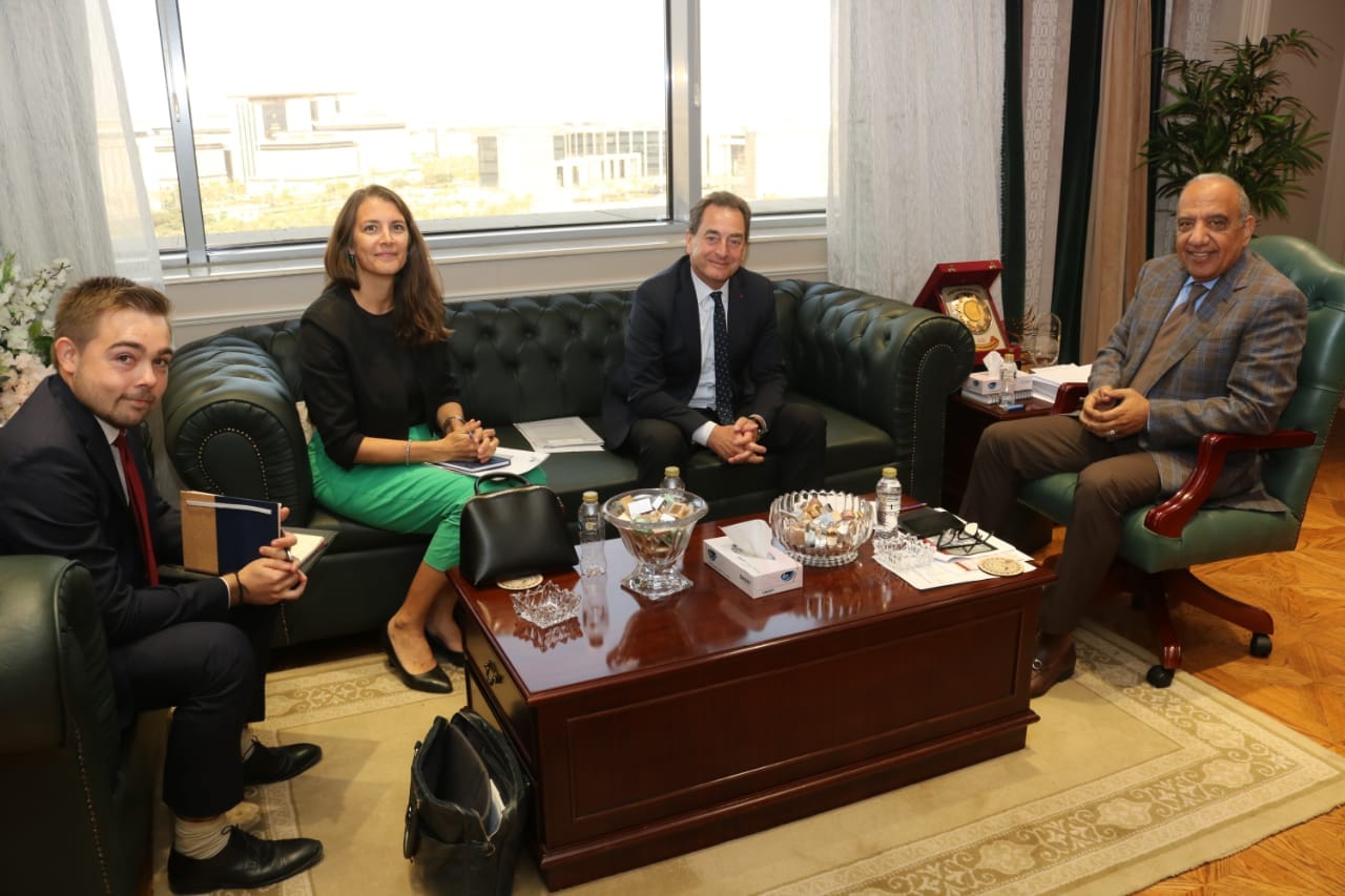 وزير الكهرباء
