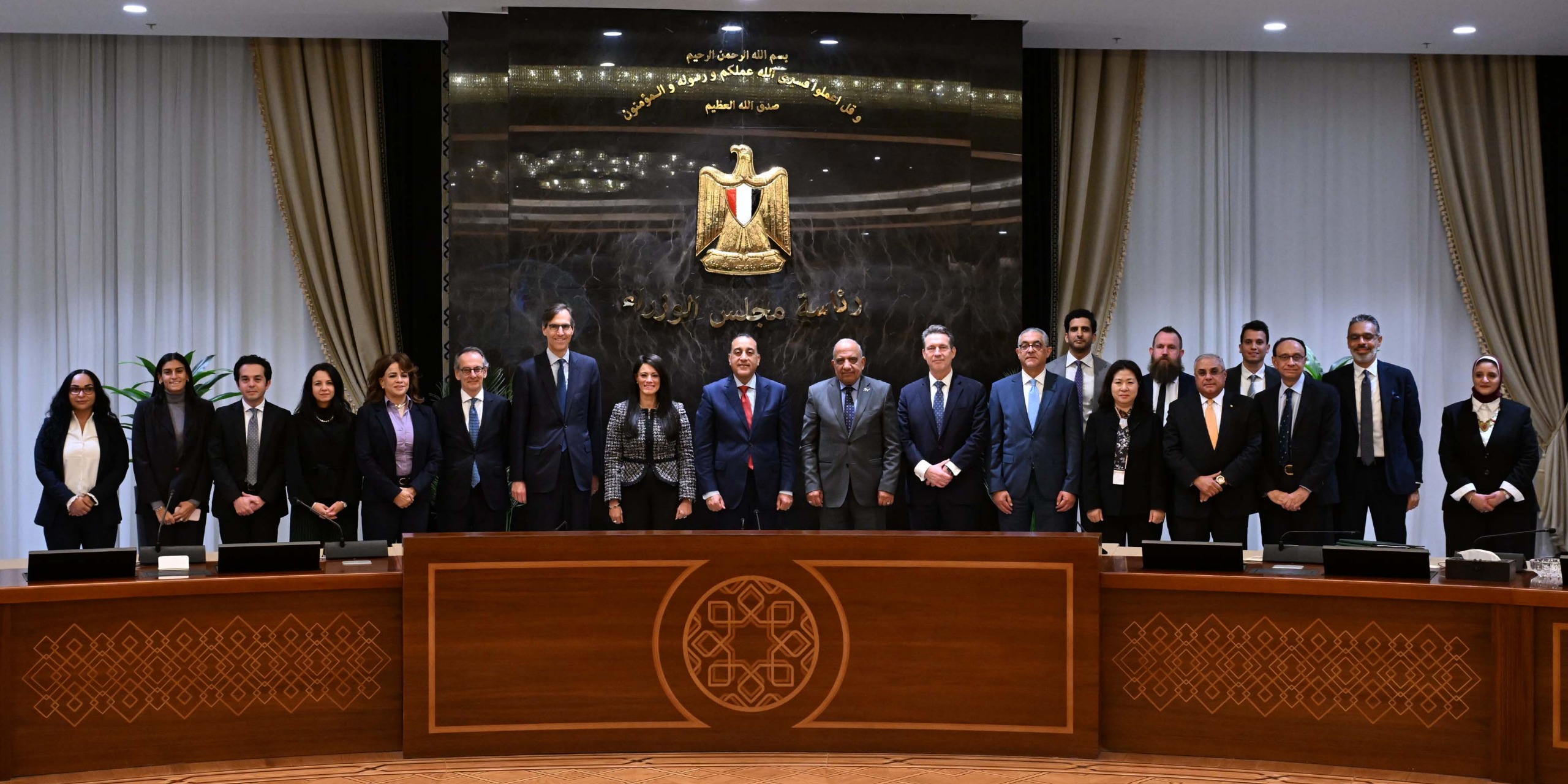 رئيس الوزراء والوزراء المعنيون وممثلو البنك الأوروبي لإعادة الإعمار والتنمية