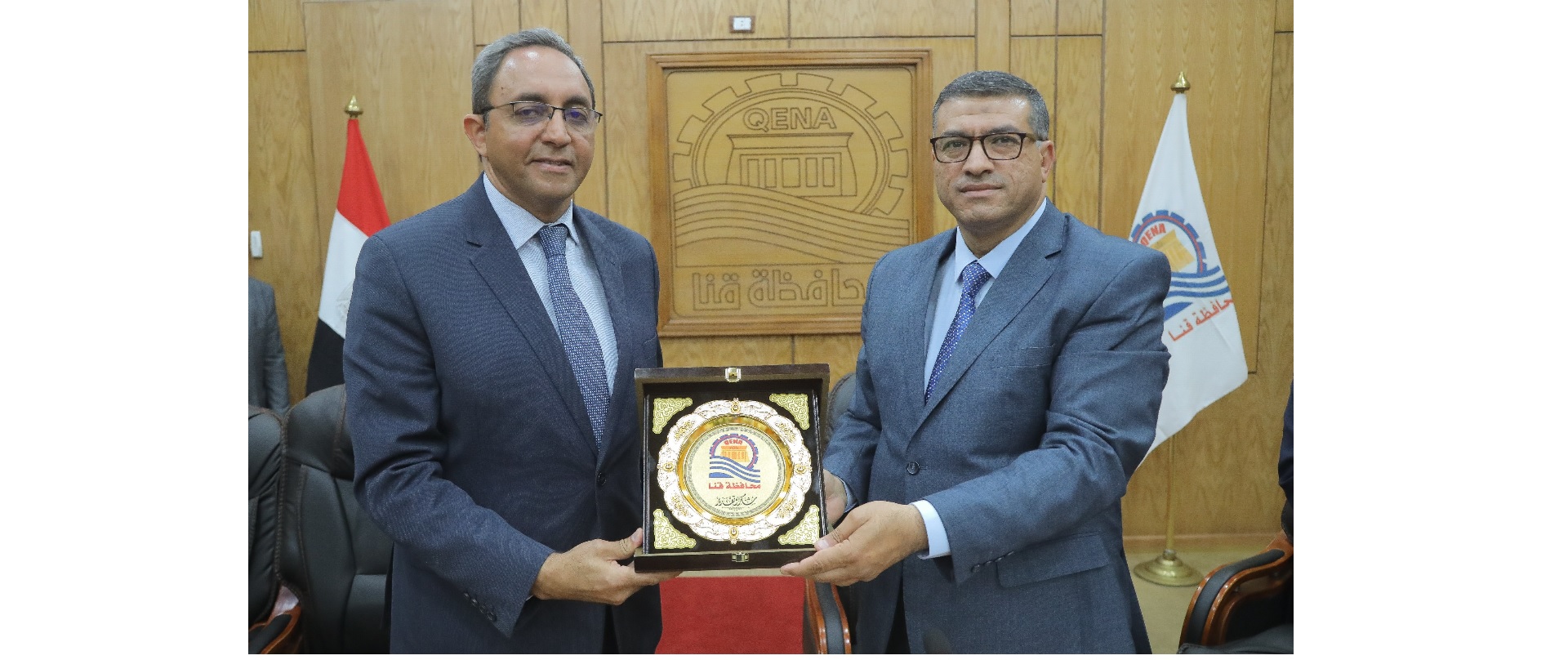 دكتور مصطفي الببلاوي، محافظ قنا الجديد، يكرّم الدكتور خالد عبدالحليم، محافظ قنا السابق
