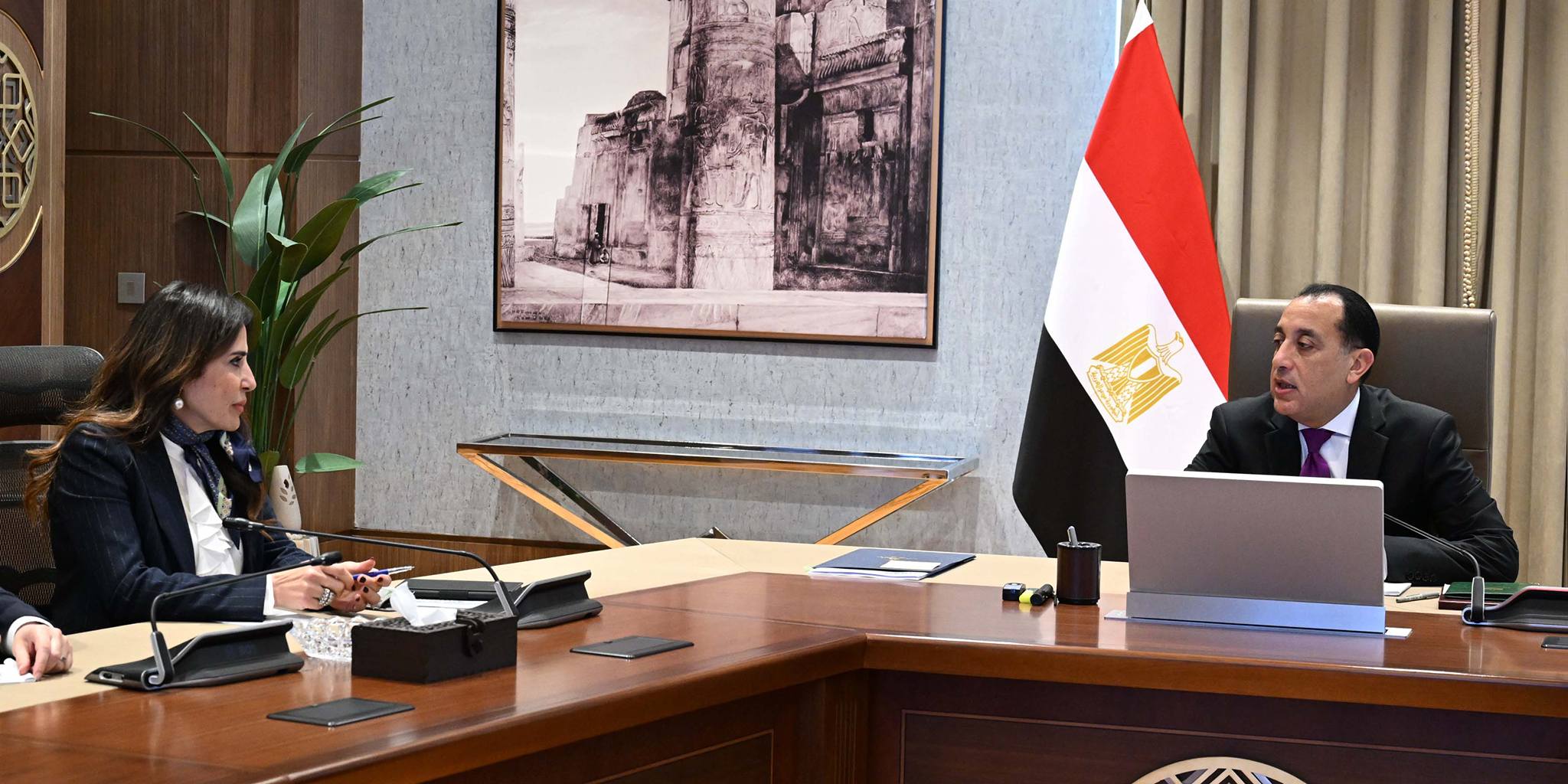 رئيس الوزراء ووزيرة الإسكان