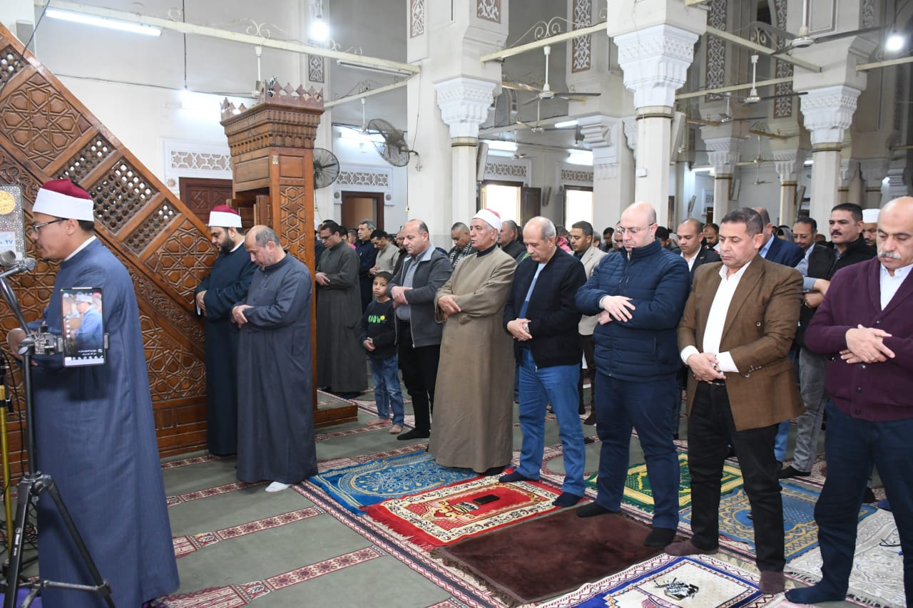 الدكتور محمد هانئ غنيم محافظ الفيوم، يؤدى صلاة الجمعة بمسجد ناصر الكبير بمدينة الفيوم