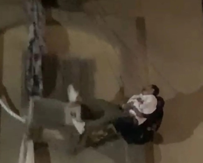 الشاب خلال محاولة إنقاذه