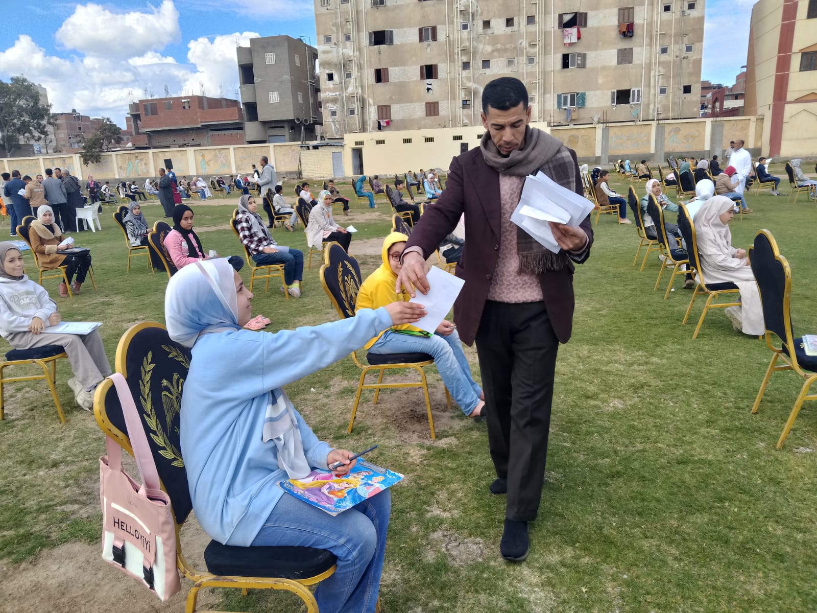توزيع استمارات المسابقة