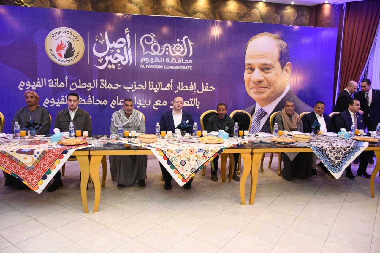 محافظ الفيوم وعمال المحافظة