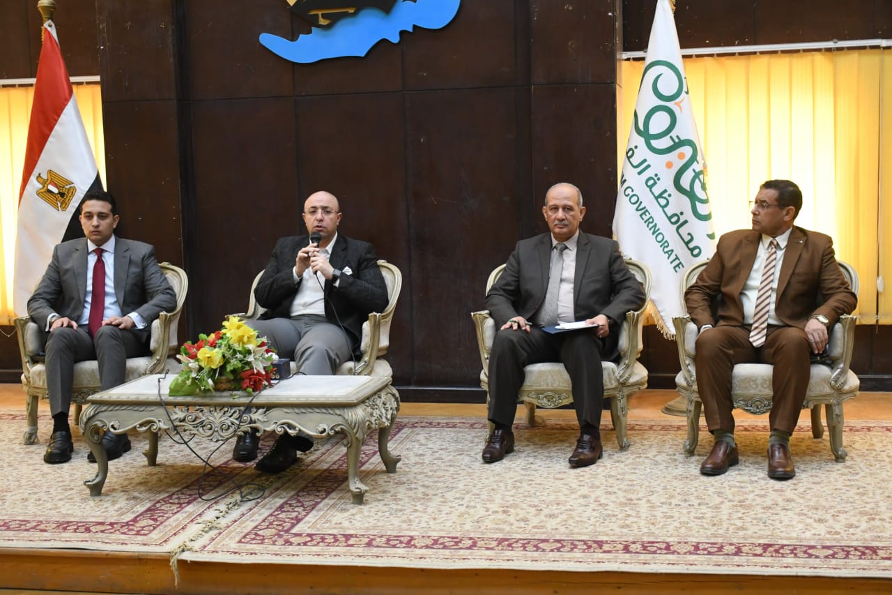 الدكتور محمد هانئ غنيم محافظ الفيوم والمسئولين بالمحافظة