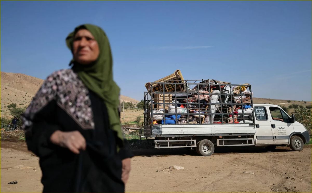أسرة فلسطينية نازحة من الضفة الغربية