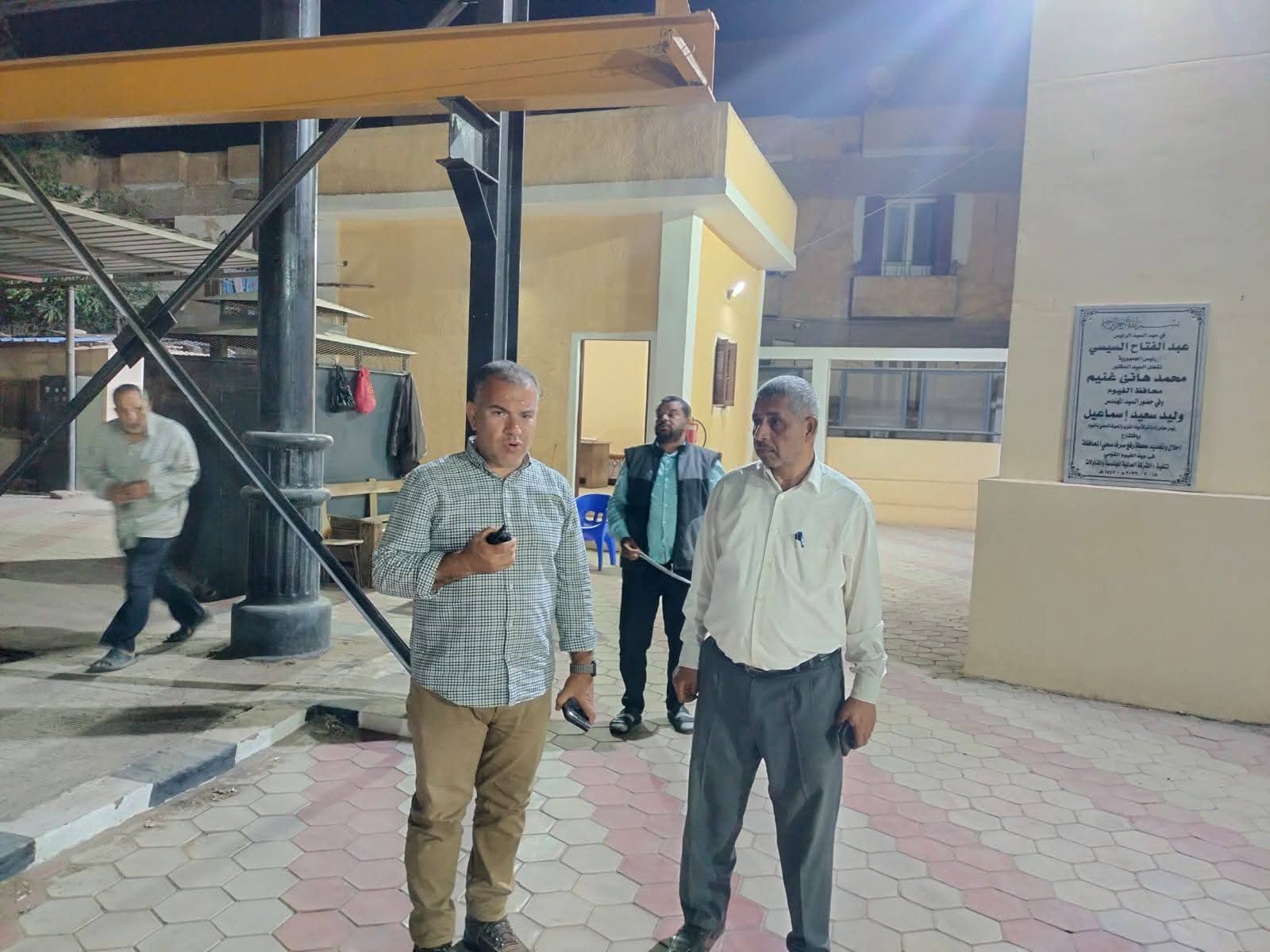 المهندس وليد سعيد، رئيس شركة مياه الشرب والصرف الصحي بالفيوم إلى يسار الصورة