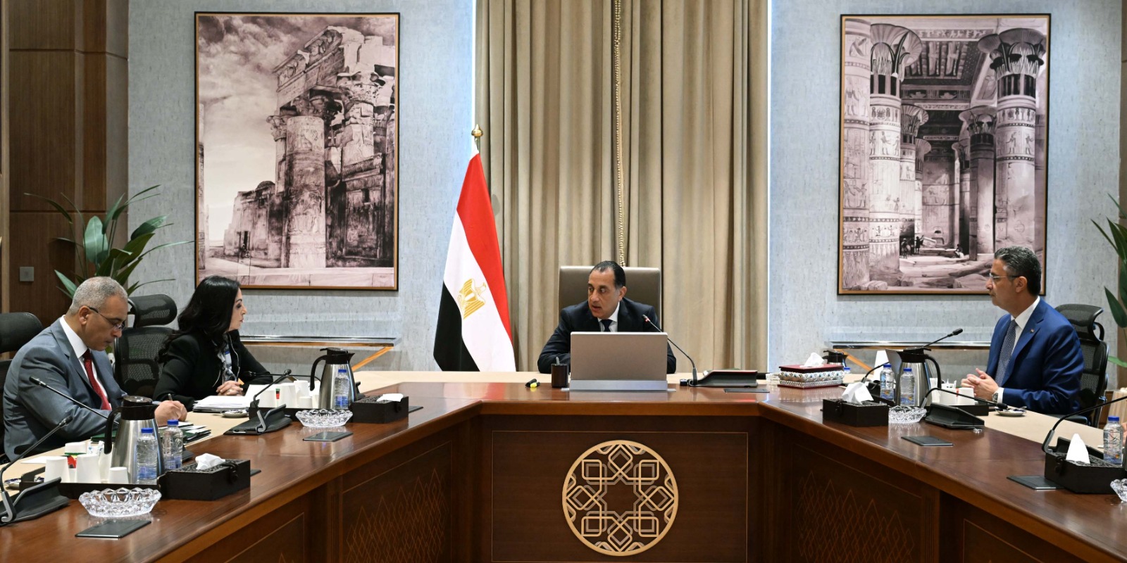رئيس الوزراء والدكتورة مايا مرسى، وزيرة التضامن الاجتماعي، والدكتور شريف فاروق، وزير التموين