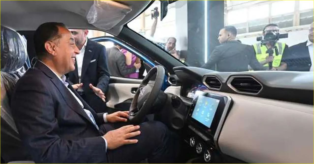 د. مدبولى يجرب السيارة نيسان الجديدة