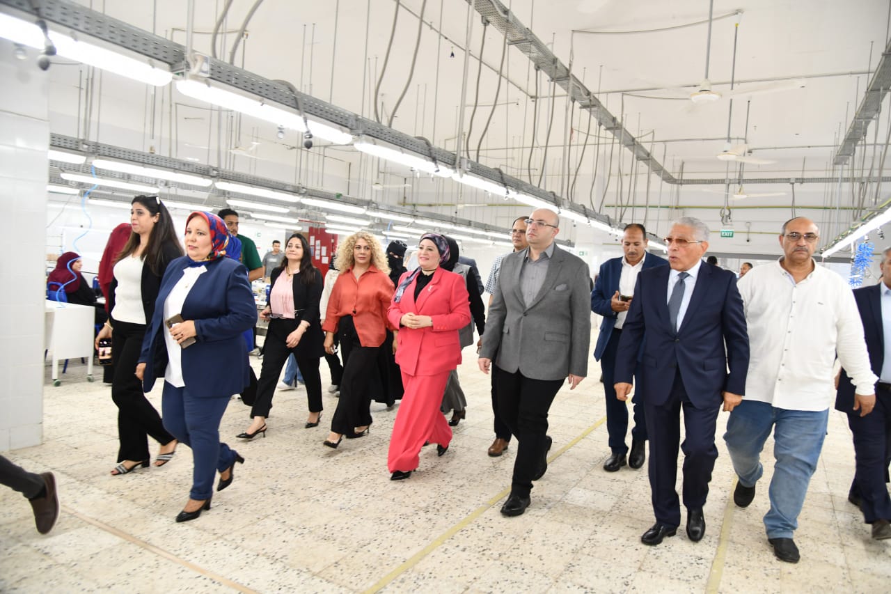 د. محمد هانئ غنيم، محافظ الفيوم فى جولة بمصنع الغزل والنسيج بمنطقة العزب