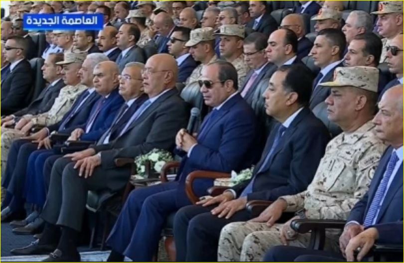 الرئيس السيسي خلال استعراض آليات مجابهة الأزمات