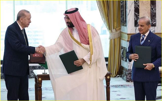 الأمير محمد بن سلمان يصافح الرئيس التركى ويراقب الموقف رئيس وزراء باكستان