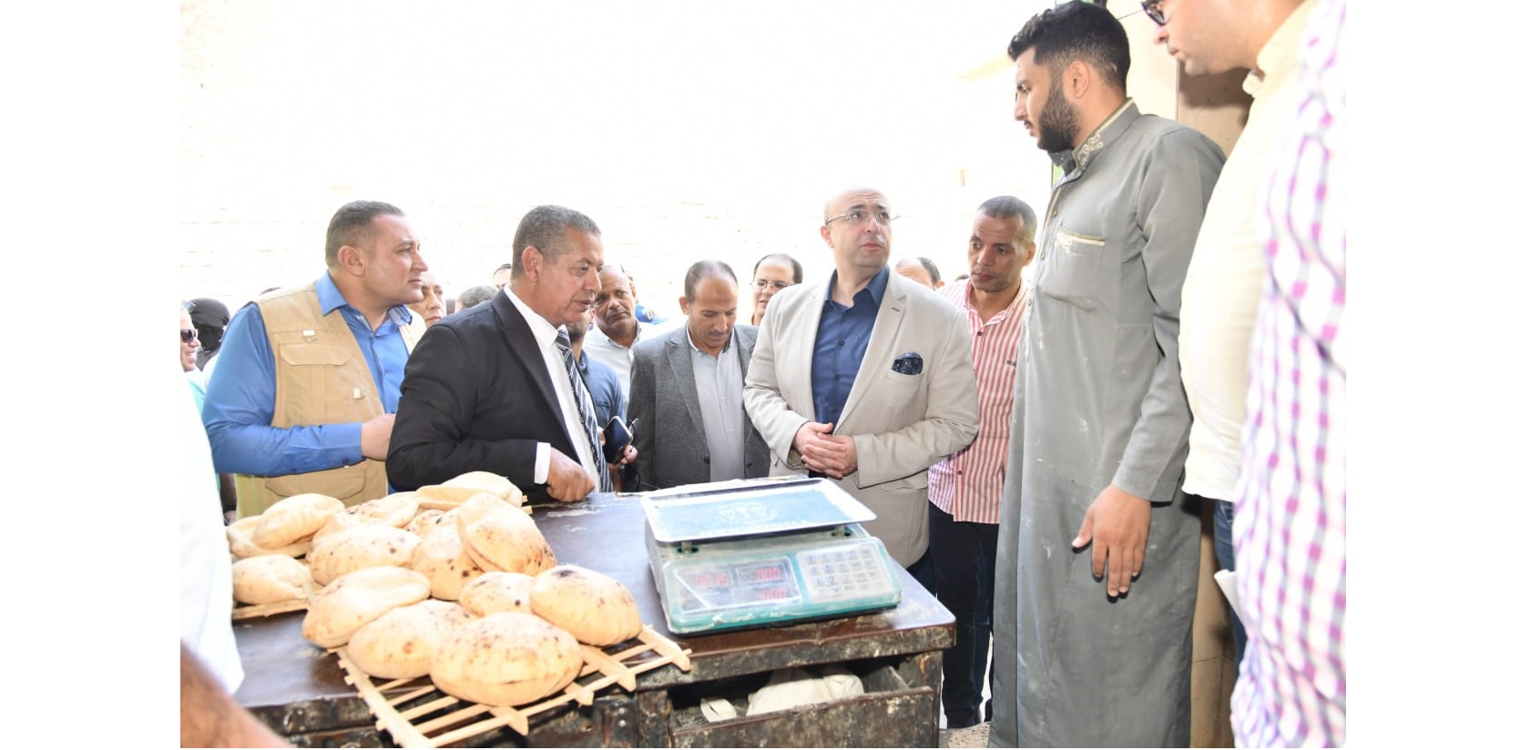 محافظ الفيوم خلال جولته للاطمئنان على الأسواق