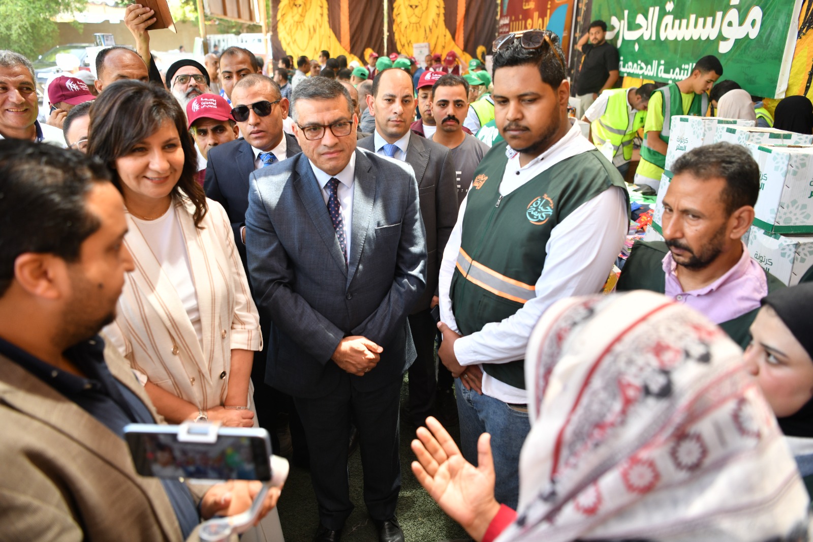 اللواء د. مصطفى الببلاوي محافظ قناوالسفيرة نبيلة مكرم رئيس الأمانة الفنية للتحالف يتفقدان فعاليات مبادرة "إيد واحدة" فى قنا