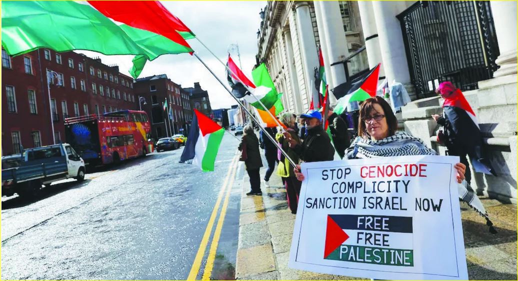 مؤيدون للفلسطينيين ينظمون مظاهرة خارج مكتب تاويستش (رئيس الوزراء) في المباني الحكومية في دبلن