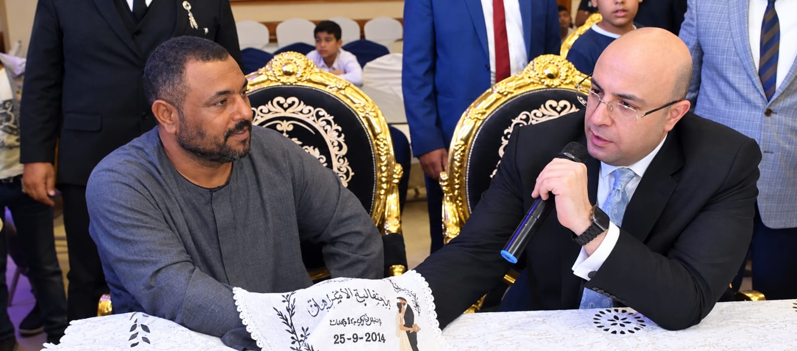 محافظ الفيوم وكيلا عن عروس يتيمة.. فى أجواء من البهجة والسعادة