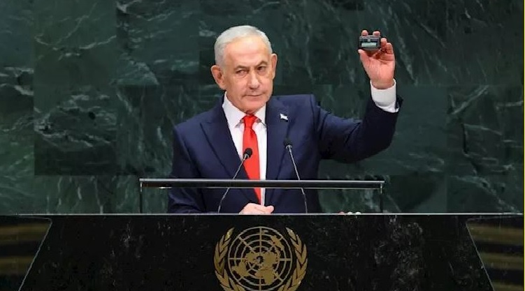 نتنياهو يرفع فى يده جهاز «بيجر»