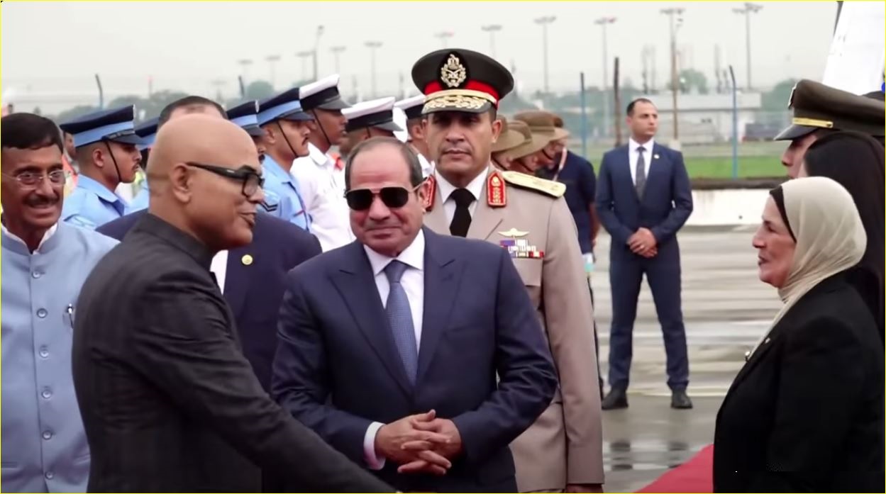 لحظة وصول الرئيس عبد الفتاح السيسي، اليوم الجمعة، إلى العاصمة الهندية نيودلهي
