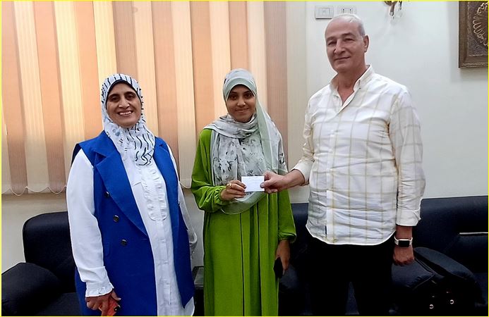 الدكتور عزت محروس، وكيل وزارة الشباب والرياضة بكفر الشيخ يكرم فائزة من النشء فى مسابقات حفظ القرآن الكريم